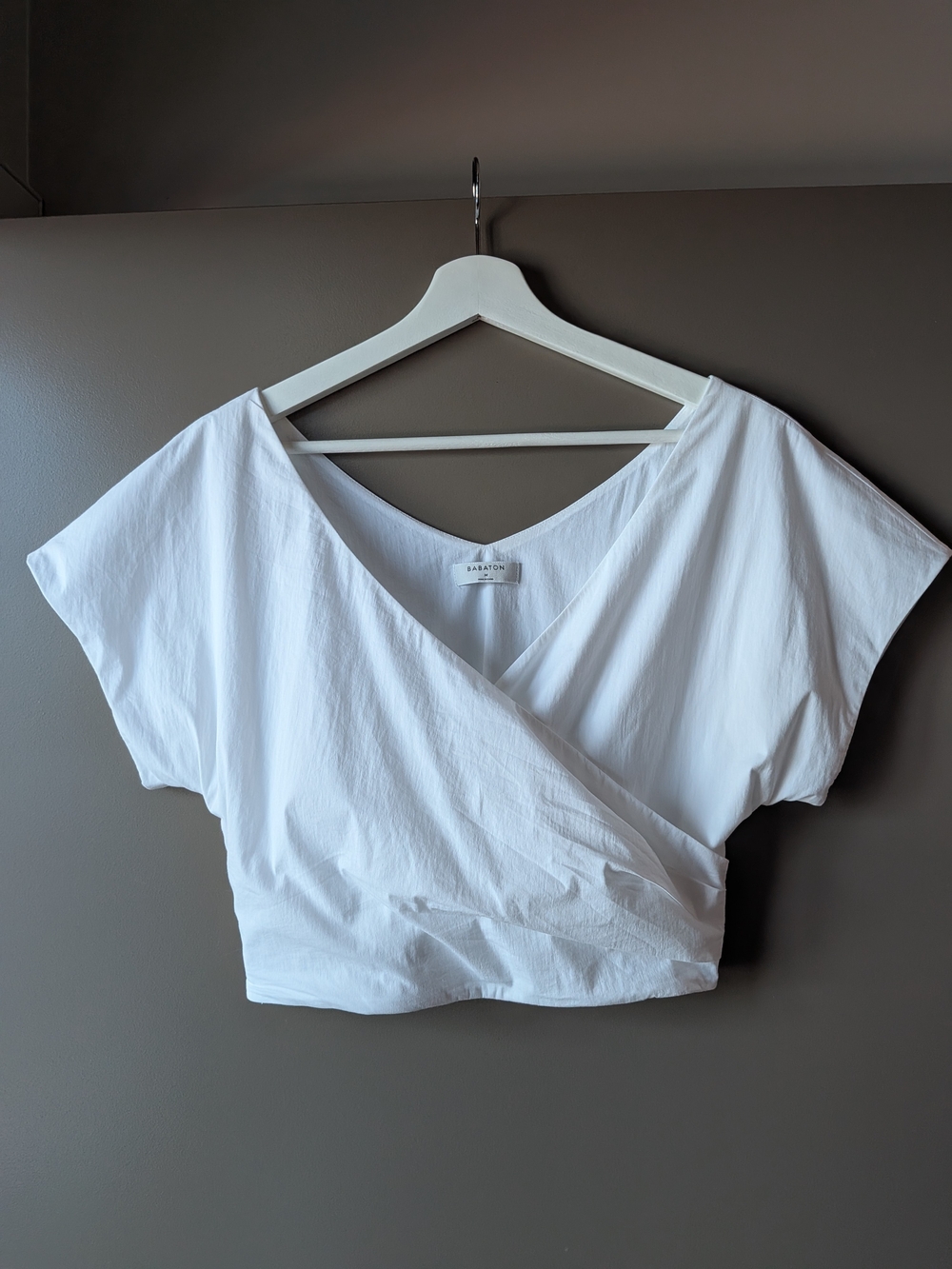 Aritzia Babaton Castellar White Cropped V-Neck Top Blouse Side Zip Stretch M